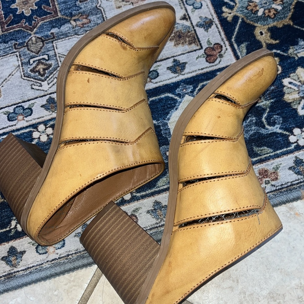 Gently Worn, dolce Vida, clogs, size 8 - Picture 7 of 7